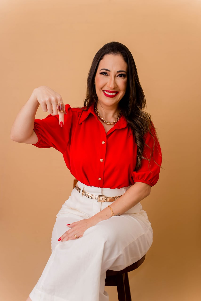 Dra. Jamille Lima sorrindo em retrato profissional