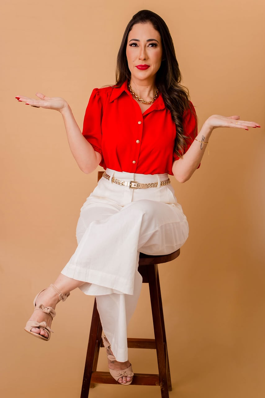 Dra. Jamille em pose de dúvidas